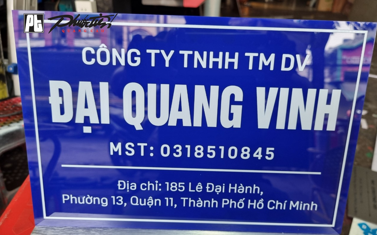 Bảng hiệu Mica sử dụng tấm nhựa acrylic trong suốt hoặc màu làm nền