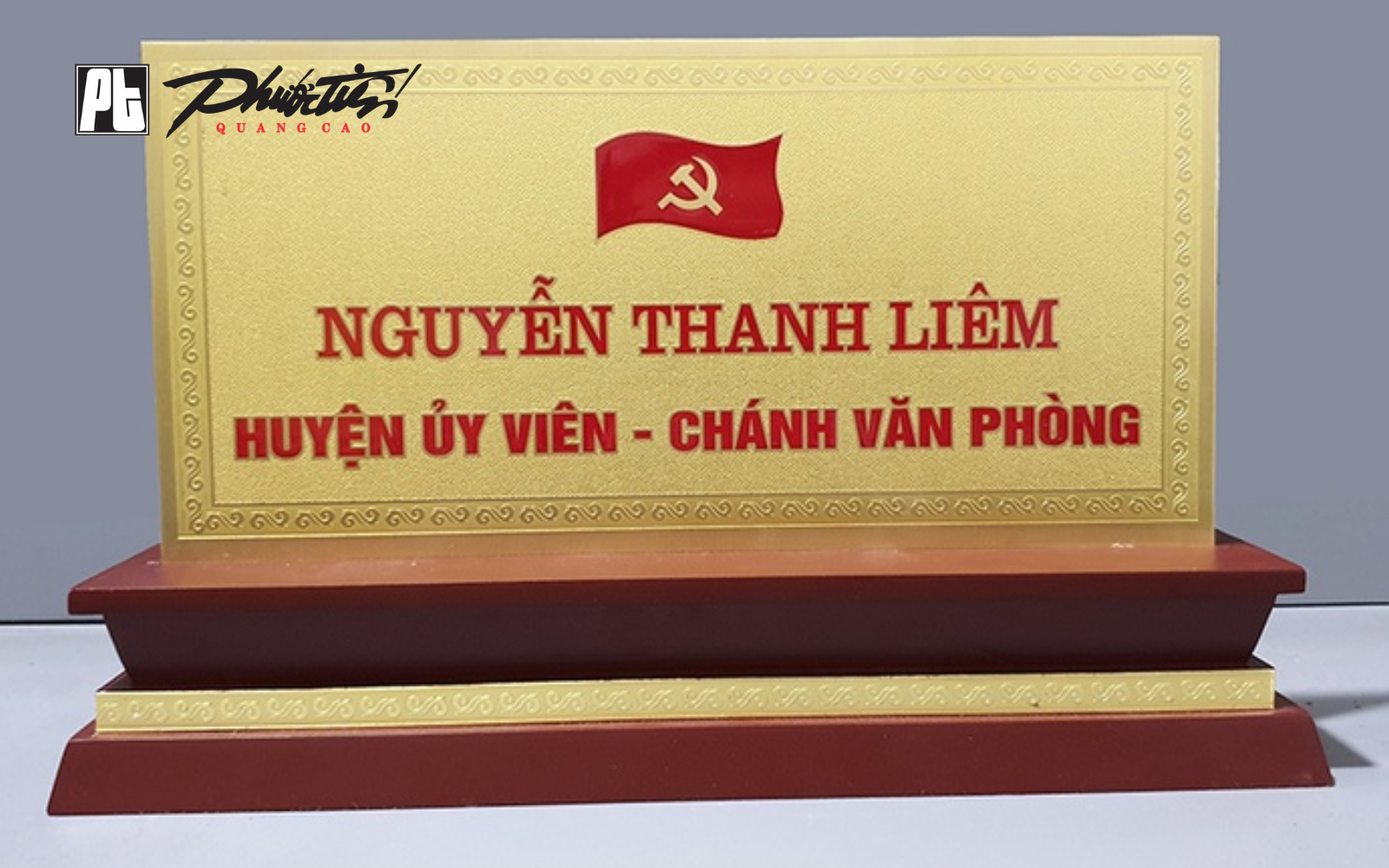 Biển chức danh là bảng hiển thị thông tin cơ bản như họ tên, chức vụ