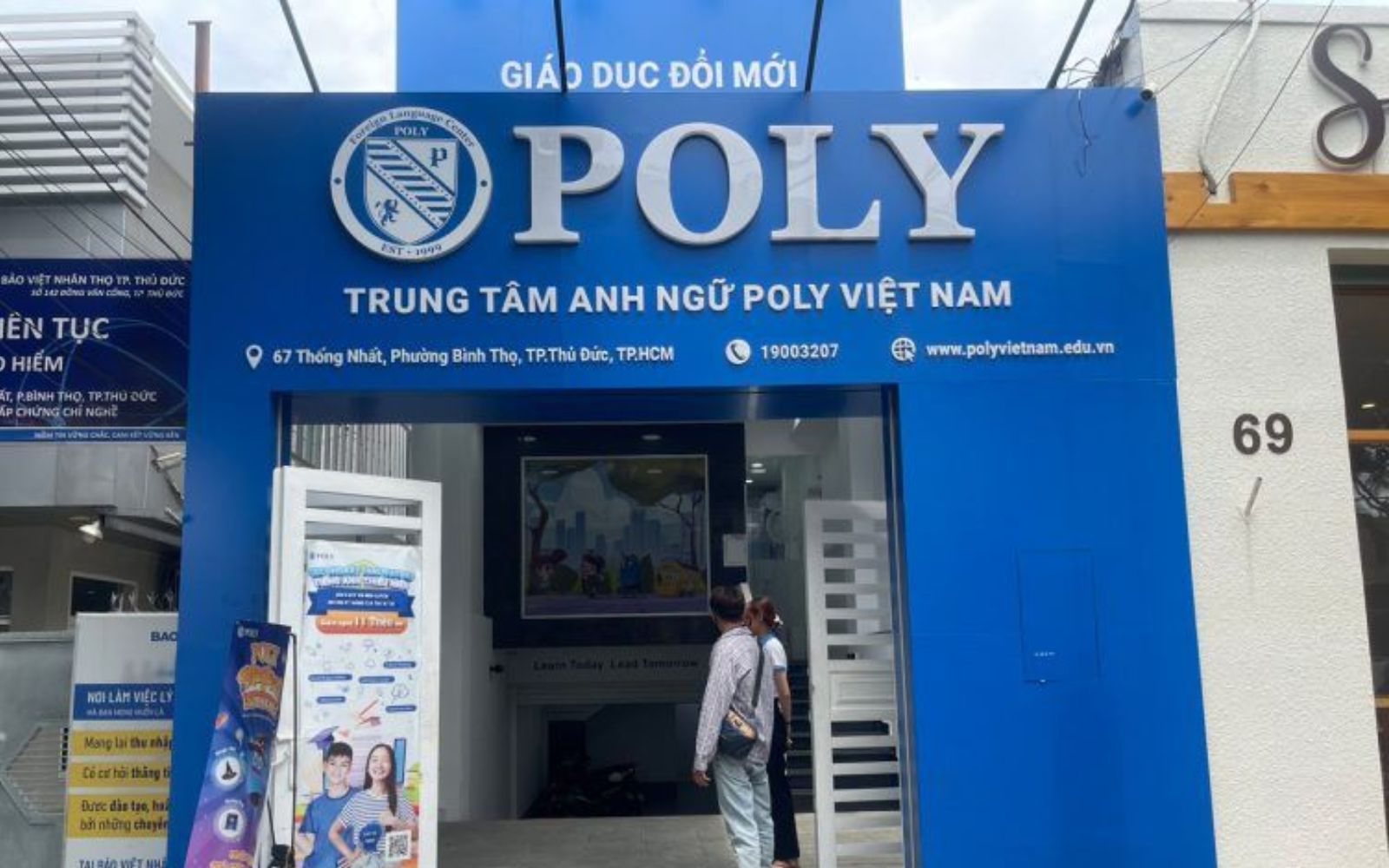 Biển hiệu trung tâm tiếng anh Alu