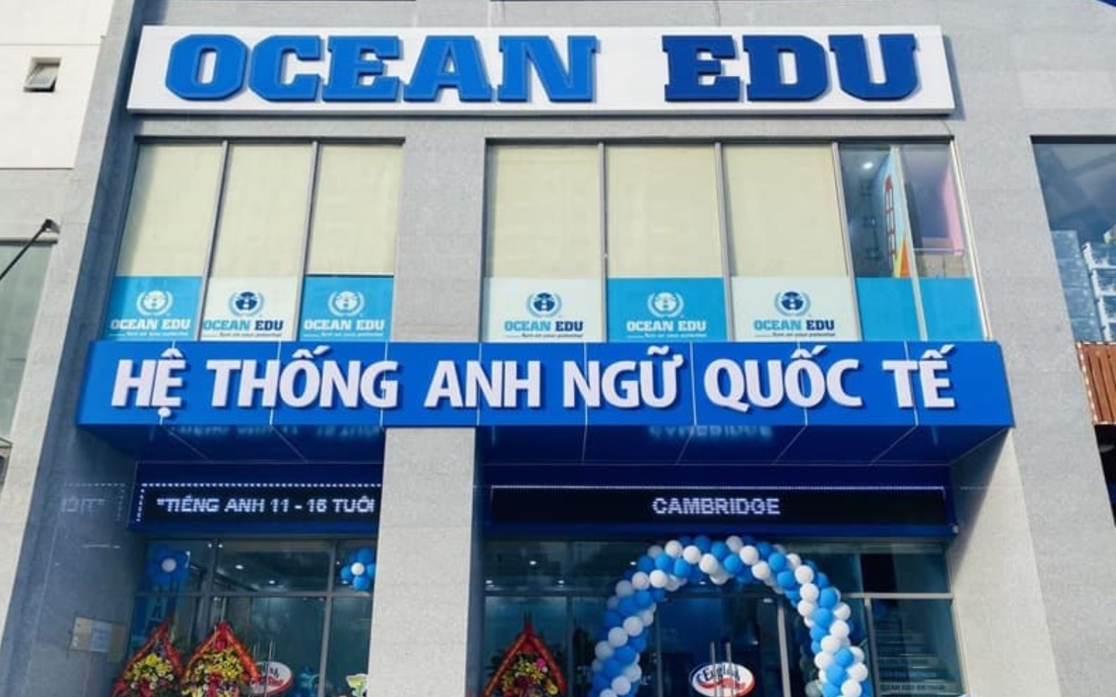 Biển quảng cáo trung tâm tiếng Anh là gương mặt đại diện