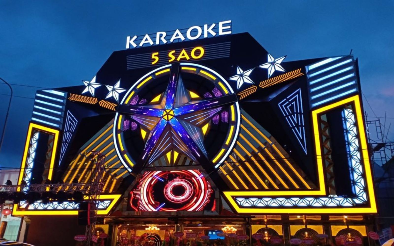 Vì sao nên thiết kế bảng hiệu karaoke tại Đà Nẵng?