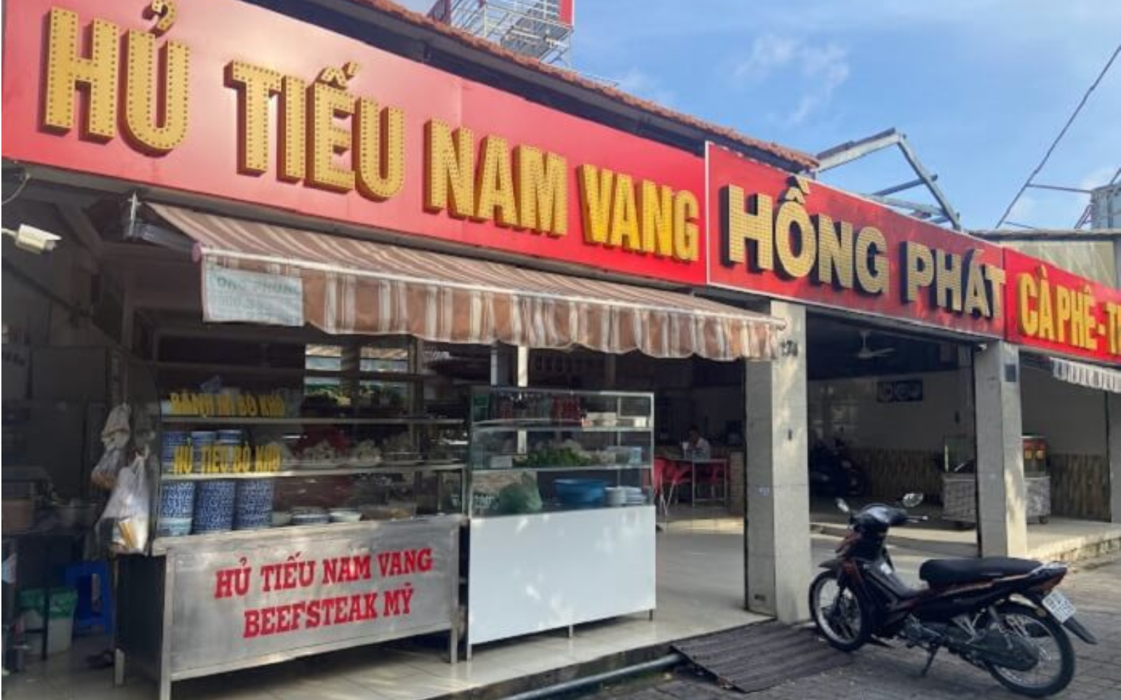 Bảng hiệu Alu hủ tiếu chữ nổi thu hút ánh nhìn