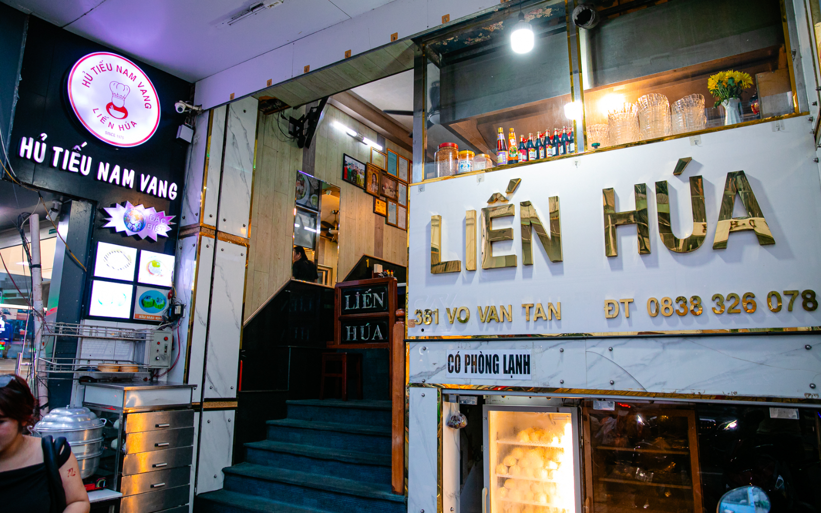 Bảng hiệu hủ tiếu kết hợp màu sắc sang trọng