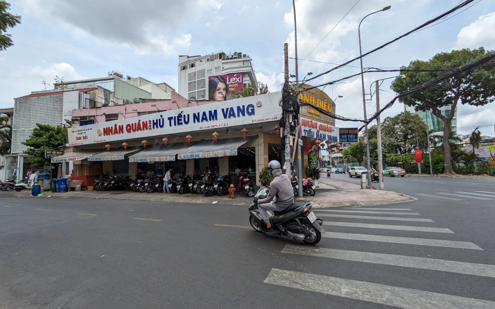 Biển hiệu hủ tiếu nam vang bắt mắt