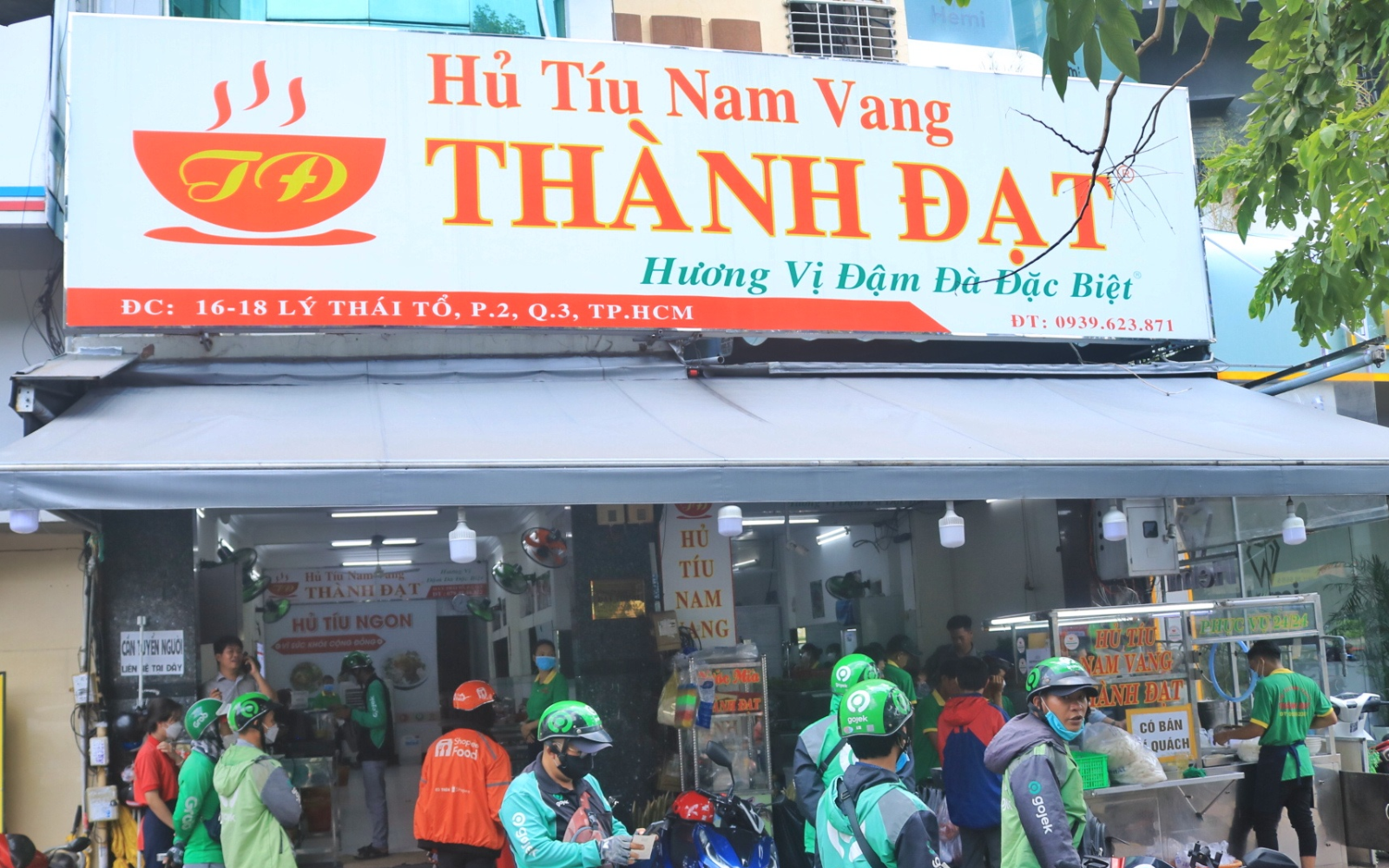 Biển hiệu hủ tiếu tông màu cam đẹp