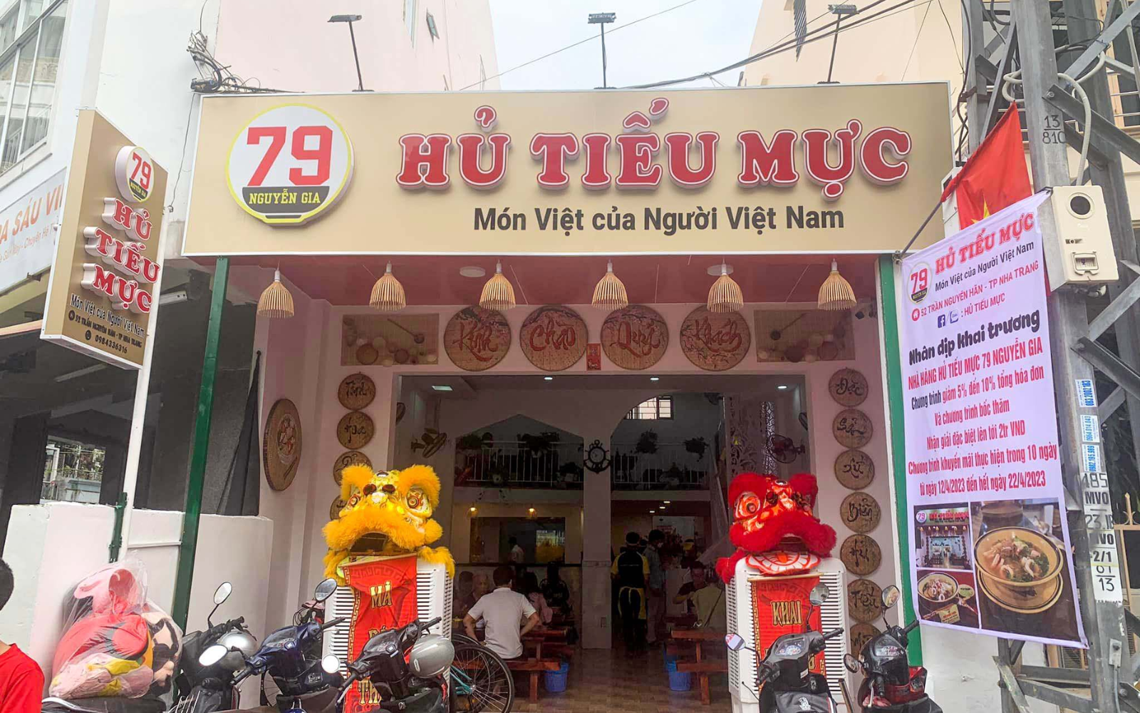 Biển hiệu quảng cáo hủ tiếu với bố cục hài hòa