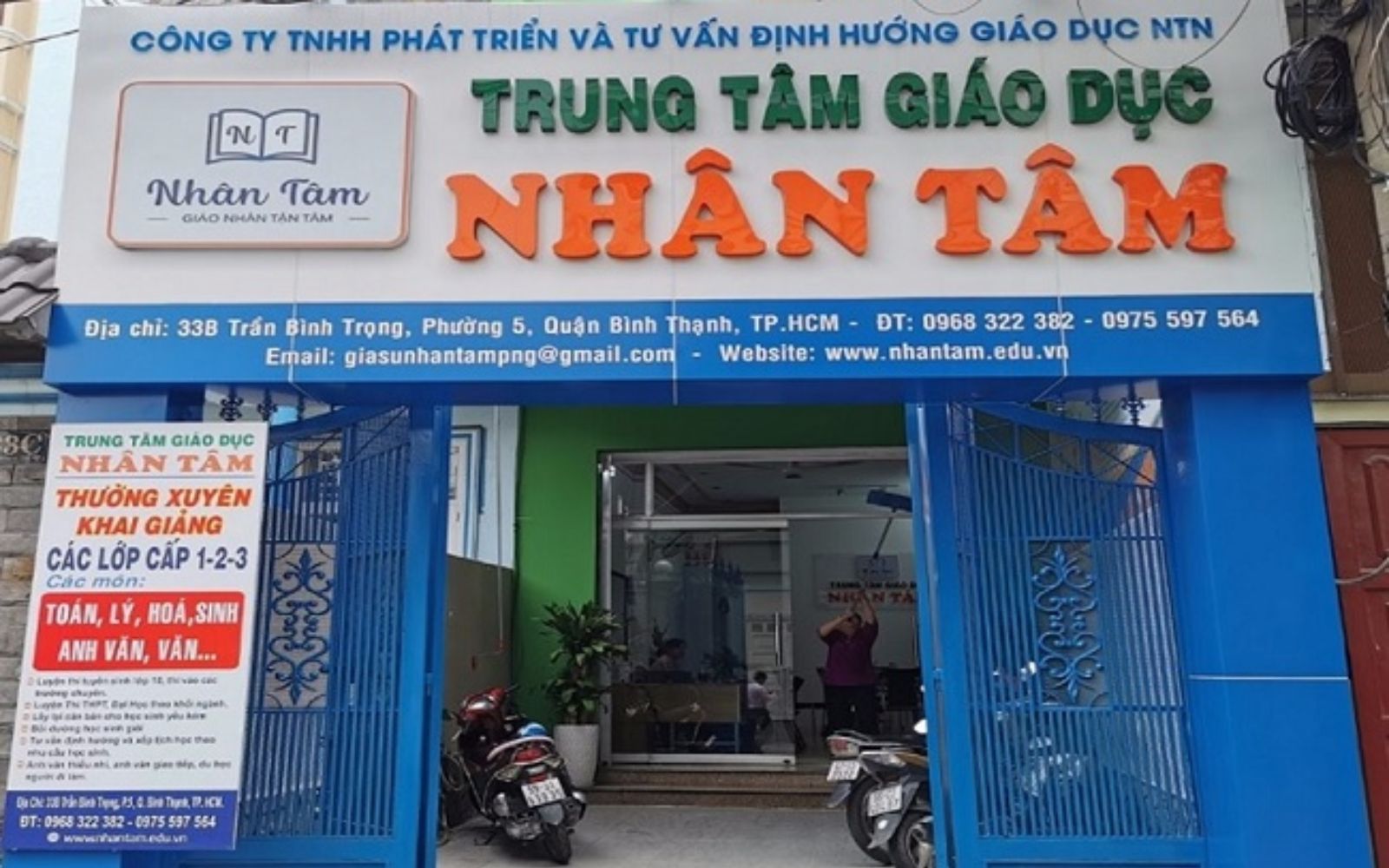 Biển hiệu dạy thêm với màu sắc bắt sẽ thu hút được nhiều học viên