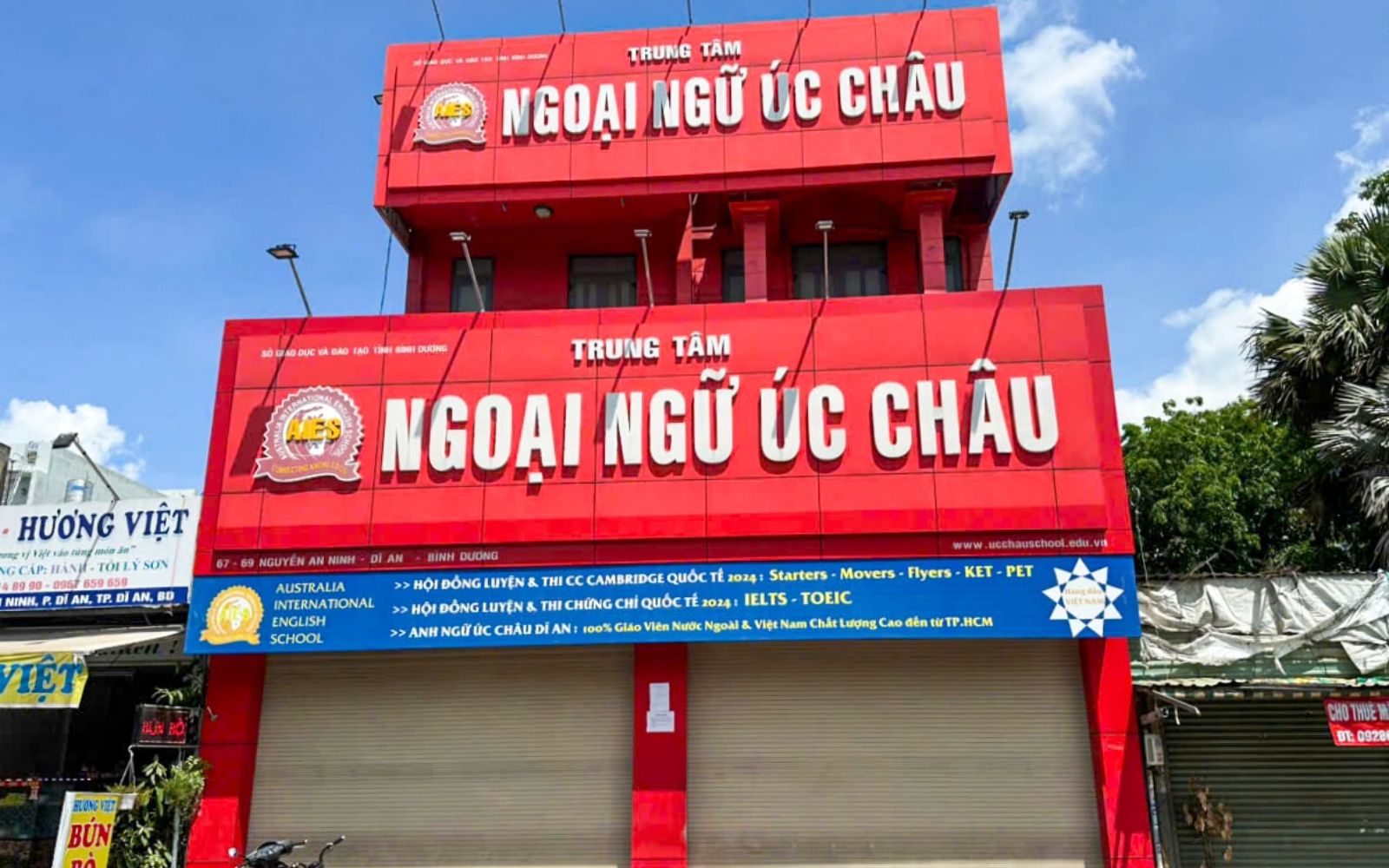 Mẫu bảng hiệu ngoại ngữ màu đỏ bắt mắt