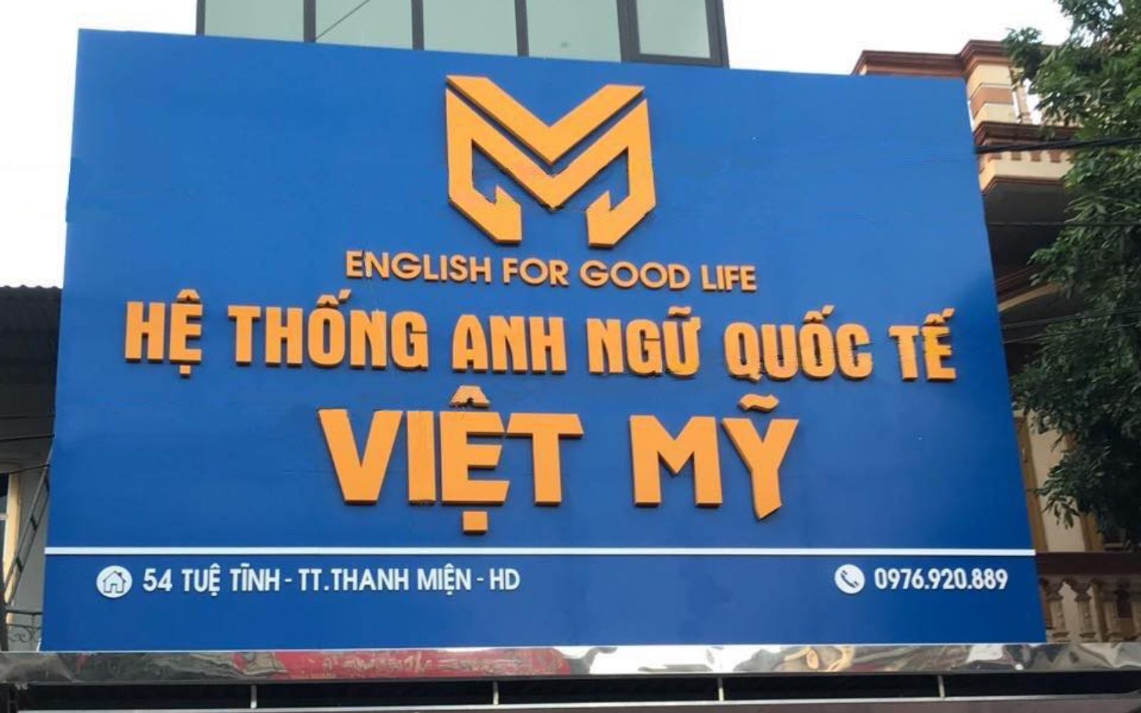 Chọn bảng hiệu dạy thêm có màu xanh, vàng, trắng